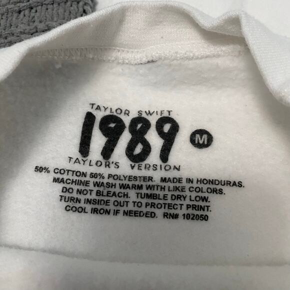 Taylor Swift 1989 White Crew Neck Sweater Women’s Size Medium - Picture 6 of 8